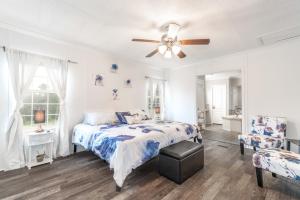 Ένα ή περισσότερα κρεβάτια σε δωμάτιο στο Madison Family Home & Event Rental Space on 7 Private Acers
