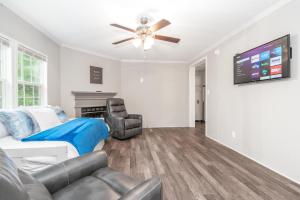Μια τηλεόραση ή/και κέντρο ψυχαγωγίας στο Madison Family Home & Event Rental Space on 7 Private Acers