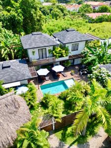 een luchtfoto van een huis met een zwembad bij MAPUWI Villa & Suite in Palomino