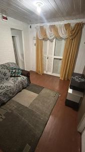 Un dormitorio con una cama y una ventana grande. en lar doce lar, en Gramado