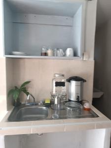 eine Küchenspüle mit Kaffeemaschine in der Unterkunft Alma Andrea in San Cristóbal de las Casas