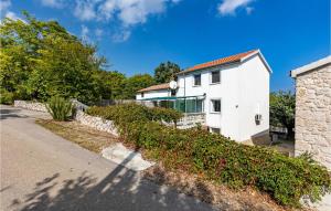 una casa bianca sul ciglio di una strada di 3 Bedroom Awesome Home In Krk a Risika Altre 24 foto