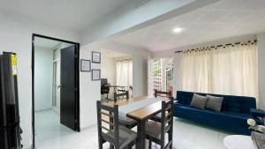 カリにあるApartamentos Sur de Cali Amplios bien ubicadosのテーブルと青いソファのあるリビングルーム