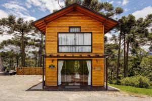 una piccola casa con una finestra sopra di Chalé O Canto da Araponga a Águas Brancas