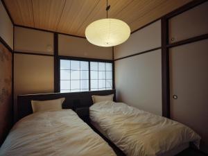 Kotobukisou 民泊ことぶき荘 Free Parking 10 mins by car Kumamoto Station客房内的一张或多张床位