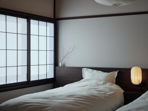 Kotobukisou 民泊ことぶき荘 Free Parking 10 mins by car Kumamoto Station客房内的一张或多张床位