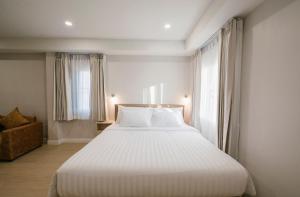 Postel nebo postele na pokoji v ubytování Eng Fah Luang Hotel