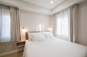 Postel nebo postele na pokoji v ubytování Eng Fah Luang Hotel