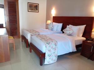 Letto o letti in una camera di Hotel Travellers Nest Kandy