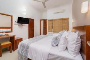 Letto o letti in una camera di Hotel Travellers Nest Kandy