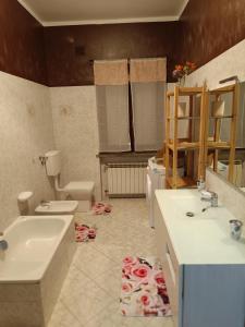 a bathroom with two sinks and a toilet at Villa Marie in Alpignano
