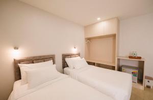 Postel nebo postele na pokoji v ubytování Eng Fah Luang Hotel