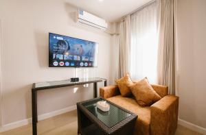 TV a/nebo společenská místnost v ubytování Eng Fah Luang Hotel + 27 fotografií