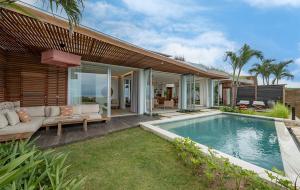 een huis met een zwembad in de achtertuin bij Villa Utopia in Nusa Lembongan