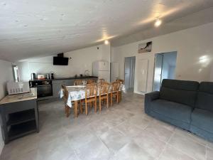 Η κουζίνα ή μικρή κουζίνα στο Appartement rénové 3 chambres proche plage avec jardin et WiFi à Noirmoutier - FR-1-224B-238