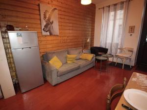 ein Wohnzimmer mit Couch und Kühlschrank in der Unterkunft Maison cosy 3 ch., proche marché et télécabine à Luchon - FR-1-313-237 in Luchon