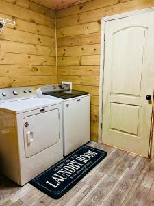 Φωτογραφία από το άλμπουμ του Firefly Fields 2-Acres With Guest House, Game Room, Mountain & River Views σε Sevierville