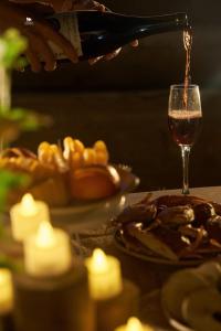 une personne versant un verre de vin sur une table dans l'établissement L'amant Boutiqué House Phú Quý, à Cu Lao Thu 54 autres photos