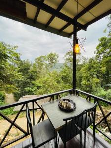 Una mesa y sillas en un balcón con vista. en Skygazer, en Ella