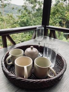 Una bandeja con tazas de té y vasos sobre una mesa. en Skygazer, en Ella 16 fotos más