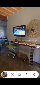 - un ordinateur installé sur un bureau dans l'établissement Casa das mandalas Lavras Novas, à Lavras Novas 5 autres photos