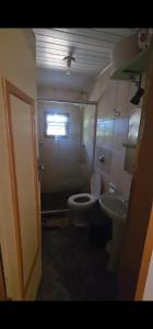 une salle de bains avec toilettes et lavabo dans l'établissement Casa das mandalas Lavras Novas, à Lavras Novas