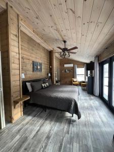 Postel nebo postele na pokoji v ubytování Firefly Fields 2-Acres With Guest House, Game Room, Mountain & River Views