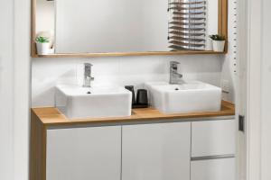 2 lavandini su un bancone in legno in bagno di Boutique Living East Toowoomba a Toowoomba Altre 21 foto
