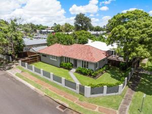 una vista aerea di una casa con tetto rosso di Boutique Living East Toowoomba a Toowoomba