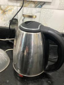 un bollitore per tè nero e argento su una stufa di VisitingVillah a Srinagar