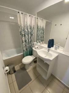 Ένα μπάνιο στο Bello y tranquilo departamento en La Serena