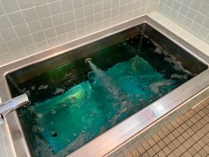 富士河口湖町にあるALBERGO del ottoの- シンク内のバスタブ(青い水付) +43枚の写真