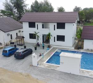 an aerial view of a house and a swimming pool at Kamalia Villas in Kampung Penarik