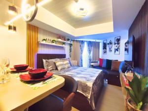a room with a bed and a table with a dining room at KLM Cityscape in San Fernando