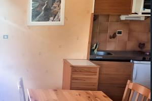 Kuchyň nebo kuchyňský kout v ubytování Studio douillet à Gréoux-les-Bains - 30 m² - Terrasse + 4 fotografie