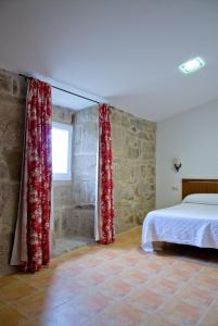 A bed or beds in a room at Casa do Comediante