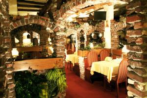 un restaurant avec deux tables et un mur en briques dans l'établissement Hotel Restaurant Cristal, à Wintzenheim