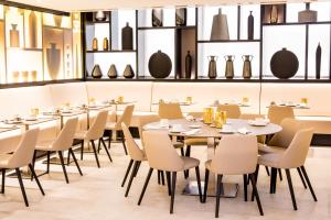 Simon Hotelにあるレストランまたは飲食店