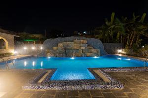 בריכת השחייה שנמצאת ב-Hotel Dashain או באזור