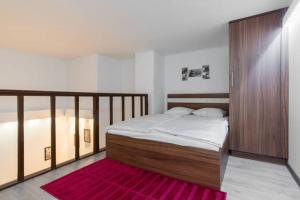 ブダペストにあるCheery Flatのベッドルーム1室(ベッド1台、赤いラグ付)