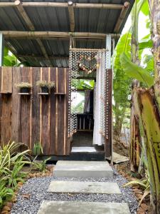 un ingresso a un giardino con recinzione in legno di Pool Dara Resort a Hua Hin Altre 38 foto