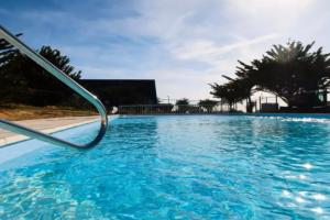 Basen w obiekcie Maisonnette de charme Refaite à neuf Vue mer lub w pobliżu