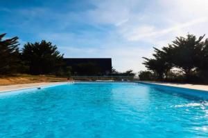 Basen w obiekcie Maisonnette de charme Refaite à neuf Vue mer lub w pobliżu