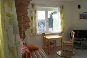 Posezení v ubytování Topwohnung 45m2 oder weißes Zimmer 15 m2 - Nähe Grünberg