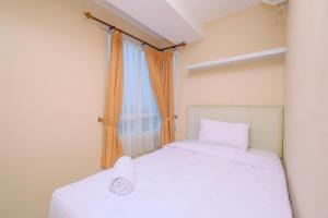 Un pat sau paturi într-o cameră la Best Deal 2BR Apartment at Cinere Bellevue Suites By Travelio +13 fotografii