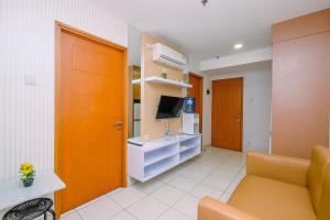 Un televizor și/sau centru de divertisment la Best Deal 2BR Apartment at Cinere Bellevue Suites By Travelio