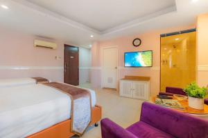 TV a/nebo společenská místnost v ubytování Fortune 1127 - Central Hotel