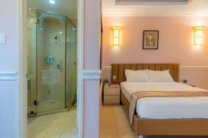 Postel nebo postele na pokoji v ubytování Fortune 1127 - Central Hotel