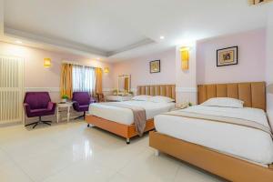 Postel nebo postele na pokoji v ubytování Fortune 1127 - Central Hotel
