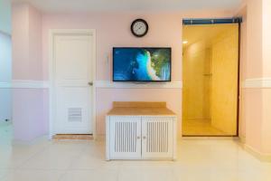 TV a/nebo společenská místnost v ubytování Fortune 1127 - Central Hotel
